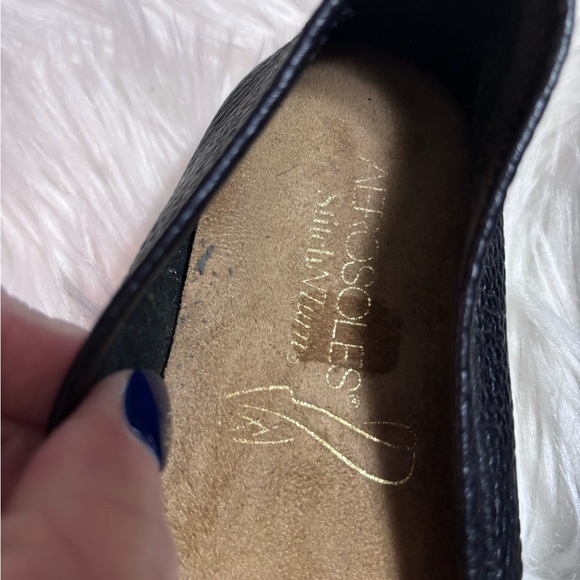 AEROSOLES Black Leather Ballet Flat with Gold Emblem - Picture 3 of 6